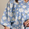 تاپلند-شومیز (پایین گره)دسته گل بابونه(6974)-زمینه آبی