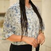 تاپلند-شومیز (پایین گره) گل نجیب6950(گل ریز آبی)